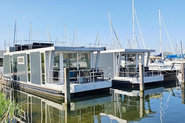 Buitenkant - Marina Aesthetic Lodge Getaway in Almere (1)