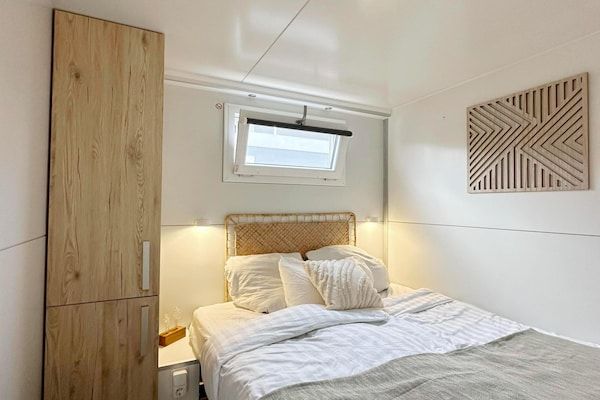 Slaapkamer - Marina Aesthetic Lodge Getaway in Almere (4)