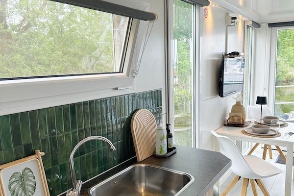 Eetkamer - Marina Aesthetic Lodge Getaway in Almere (3)
