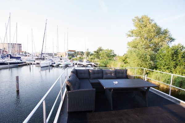 Terras - Marina Aesthetic Lodge Getaway in Almere (5)