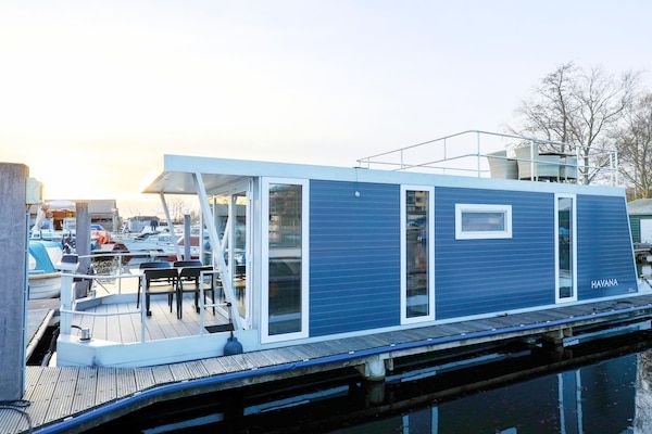 Buitenkant - Ontsnap met een woonboot met dakterras in Amsterdam (1)