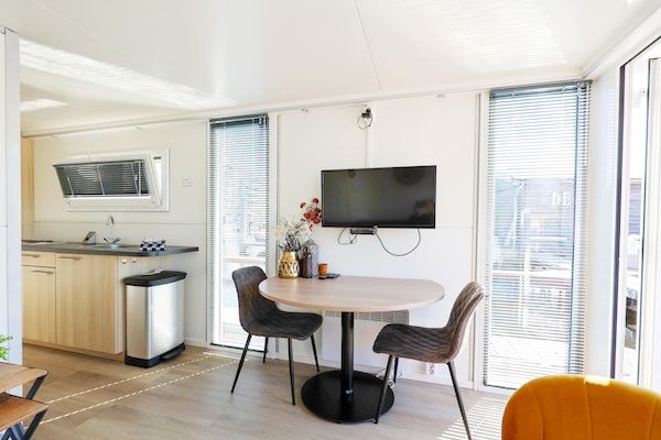 Eetkamer - Ontsnap met een woonboot met dakterras in Amsterdam (5)
