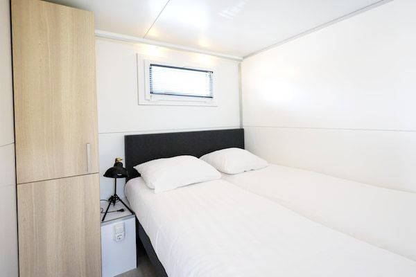 Slaapkamer - Ontsnap met een woonboot met dakterras in Amsterdam (3)