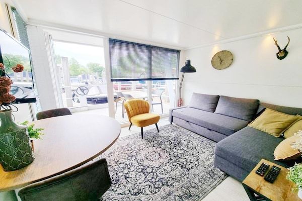 Woonkamer - Ontsnap met een woonboot met dakterras in Amsterdam (2)