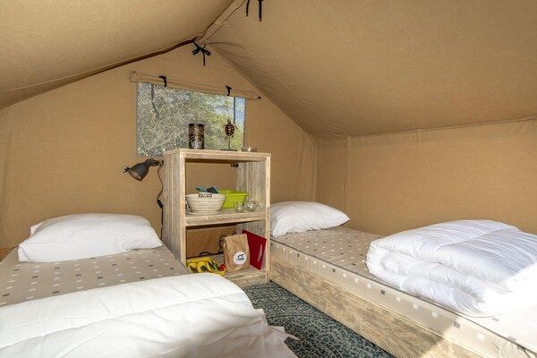 Slaapkamer - Safaritent aan het strand voor stellen in Almere (3)