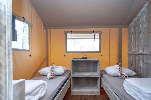 Slaapkamer - Luxe safarilodge aan het water in Almere (5)