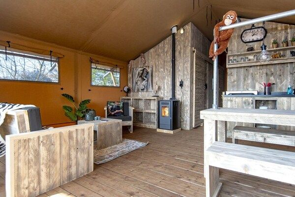 Woonkamer - Luxe safarilodge aan het water in Almere (2)
