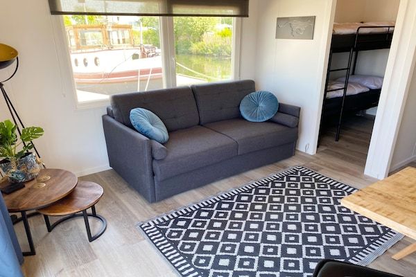 Woonkamer - Chalet aan het water voor 4 in de jachthaven in Almere (2)