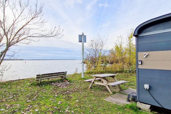 Terras - Romantisch verblijf in een huifkar aan het meer in Almere (5)