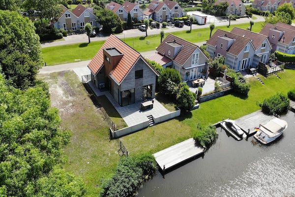 Buitenkant - Privé-bungalow met steiger voor 6 in Makkum (1)