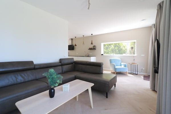 Woonkamer - Privé-bungalow met steiger voor 6 in Makkum (2)