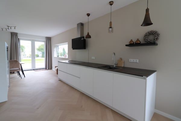 Keuken - Privé-bungalow met steiger voor 6 in Makkum (3)