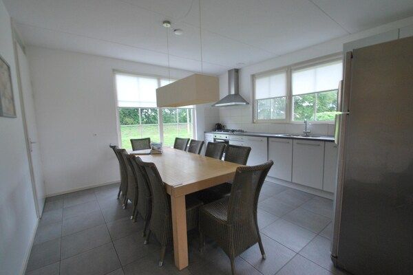 Eetkamer - Klassieke strandvilla met whirlpool in Makkum (3)