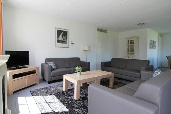 Woonkamer - Klassieke strandvilla met whirlpool in Makkum (2)