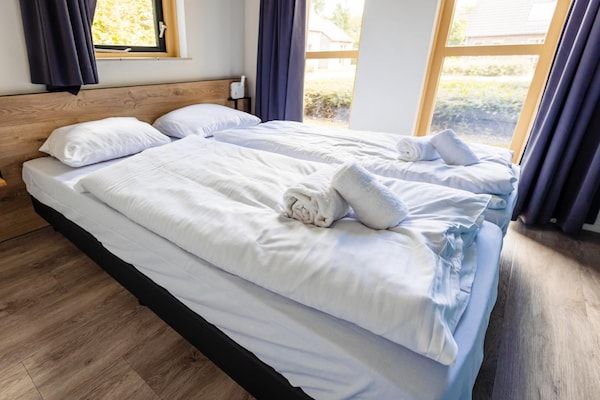 Slaapkamer - Rustige bungalow vlakbij de kust in Ewijk (5)
