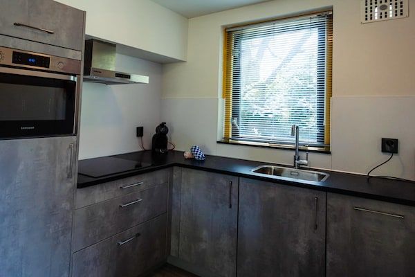 Keuken - Rustige bungalow vlakbij de kust in Ewijk (4)