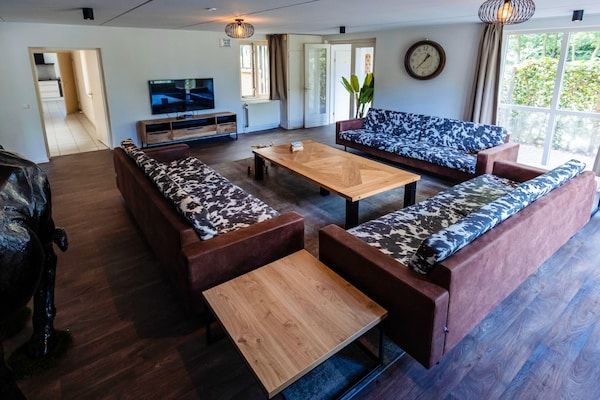 Woonkamer - Vrijstaande bungalow aan de bosrand in Ewijk (2)