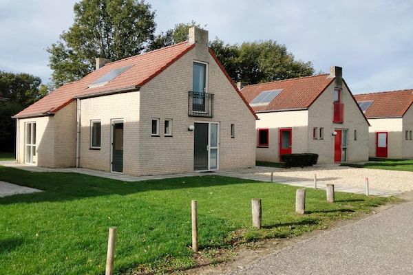 Buitenkant - Moderne bungalow in Ewijk voor 6 personen in Ewijk (1)