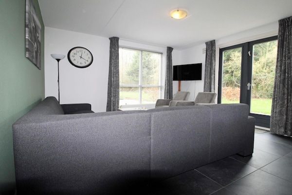 Woonkamer - Moderne bungalow in Ewijk voor 6 personen in Ewijk (5)