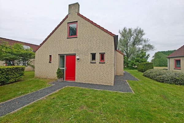 Buitenkant - Bungalow met terras en uitzicht op het meer in Ewijk (1)