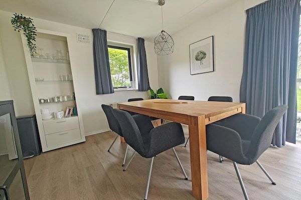 Eetkamer - Bungalow met terras en uitzicht op het meer in Ewijk (4)