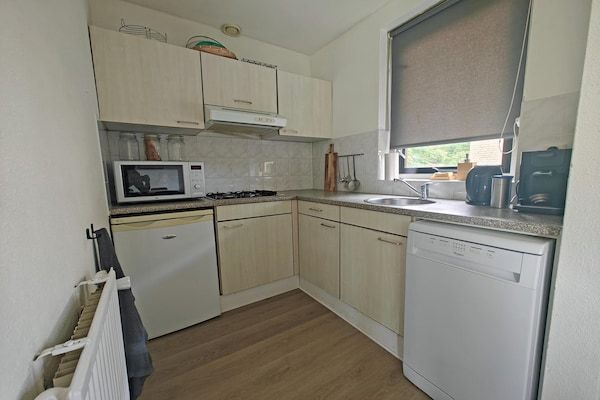 Keuken - Bungalow met terras en uitzicht op het meer in Ewijk (3)