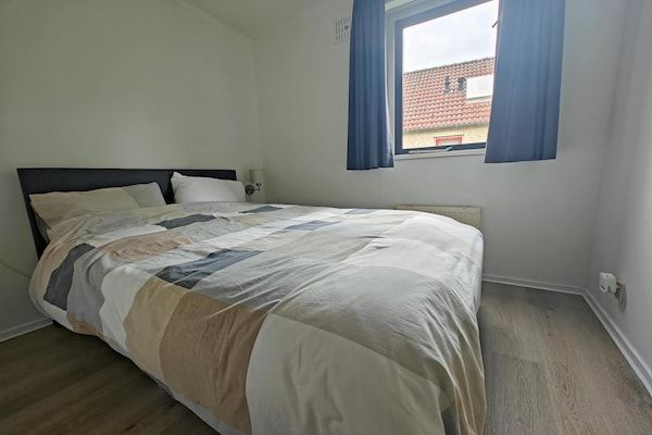 Slaapkamer - Bungalow met terras en uitzicht op het meer in Ewijk (5)