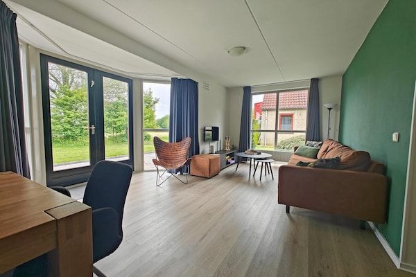 Woonkamer - Bungalow met terras en uitzicht op het meer in Ewijk (2)