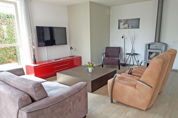 Woonkamer - Rustplek met omheinde tuin in Ewijk (2)