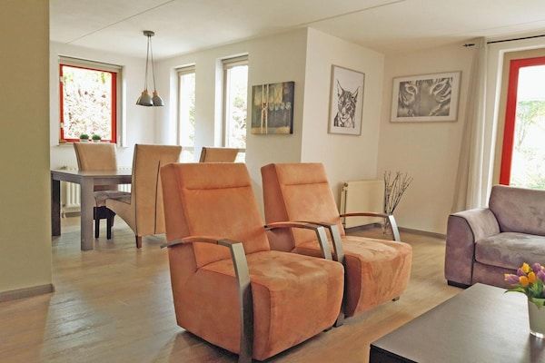 Woonkamer - Rustplek met omheinde tuin in Ewijk (4)