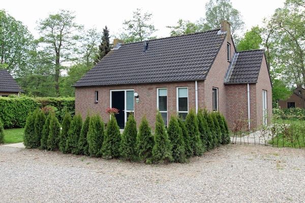 Buitenkant - Lichte bungalow in rustige parkomgeving in Ewijk (1)