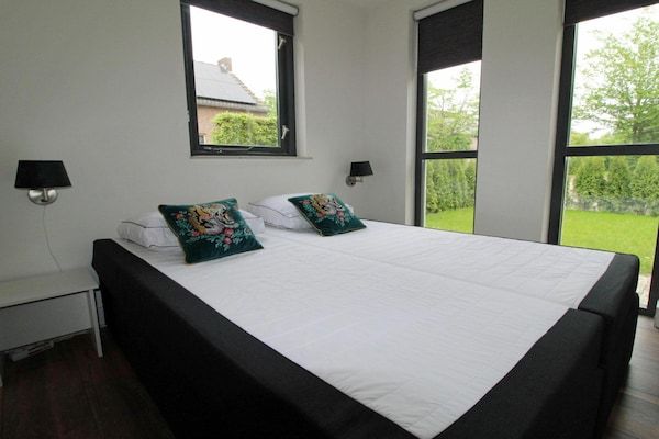 Slaapkamer - Lichte bungalow in rustige parkomgeving in Ewijk (4)