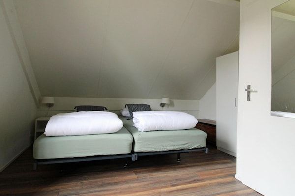 Slaapkamer - Lichte bungalow in rustige parkomgeving in Ewijk (5)