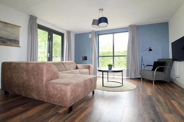 Woonkamer - Lichte bungalow in rustige parkomgeving in Ewijk (3)