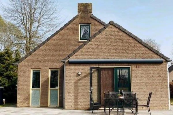 Buitenkant - Familiebungalow met privétuin in Ewijk (1)