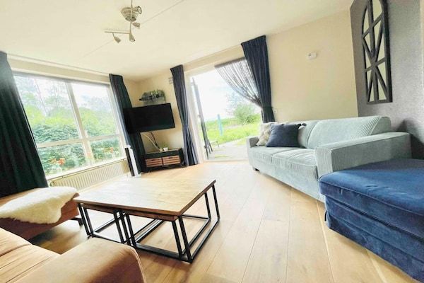 Woonkamer - Familiebungalow met privétuin in Ewijk (2)