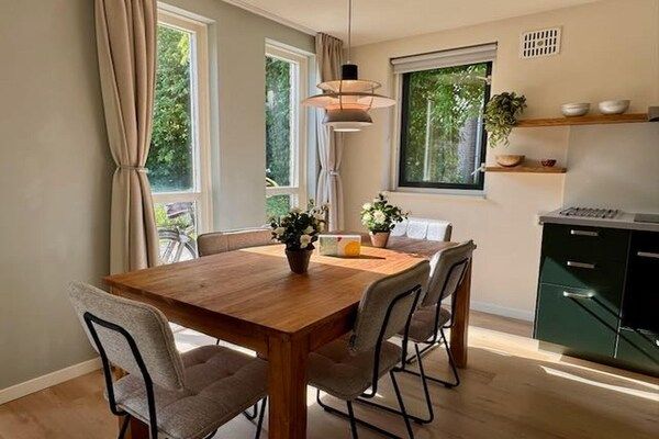 Eetkamer - Bosretraite met zonneoplader in Ewijk (3)