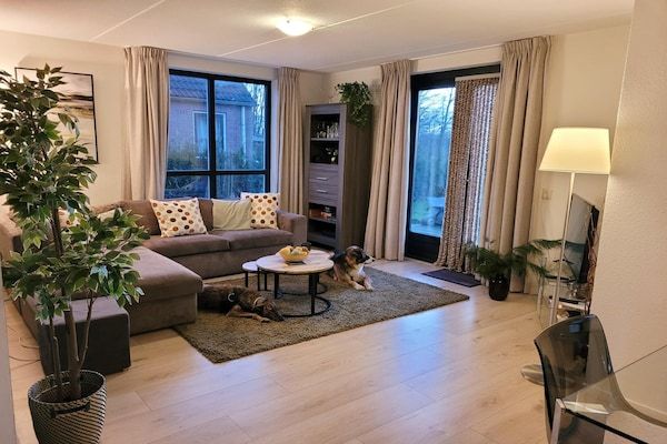 Woonkamer - Rustige bungalow nabij bosrand in Ewijk (2)