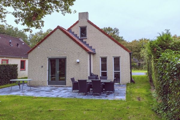 Buitenkant - Huisdiervriendelijke bungalow bij het bos in Ewijk (1)