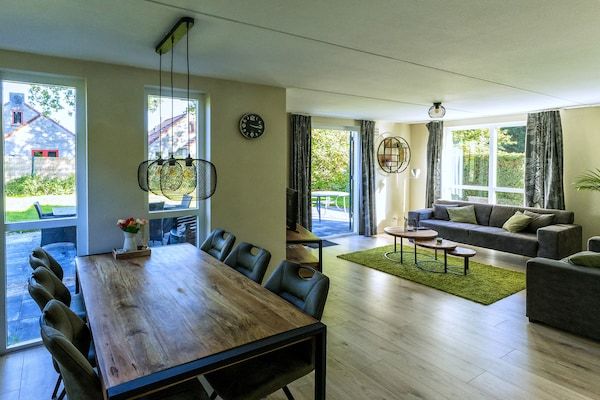 Eetkamer - Huisdiervriendelijke bungalow bij het bos in Ewijk (3)