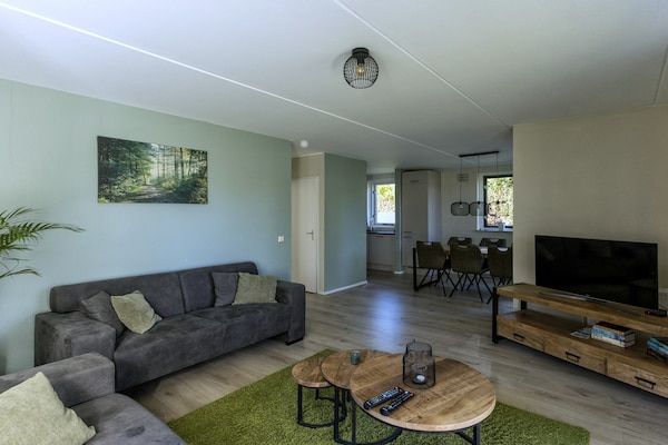 Woonkamer - Huisdiervriendelijke bungalow bij het bos in Ewijk (2)