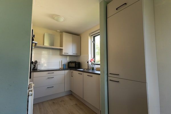 Keuken - Huisdiervriendelijke bungalow bij het bos in Ewijk (4)
