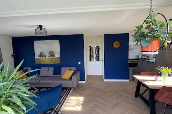 Woonkamer - Zonnige familiebungalow aan het meer in Ewijk (2)