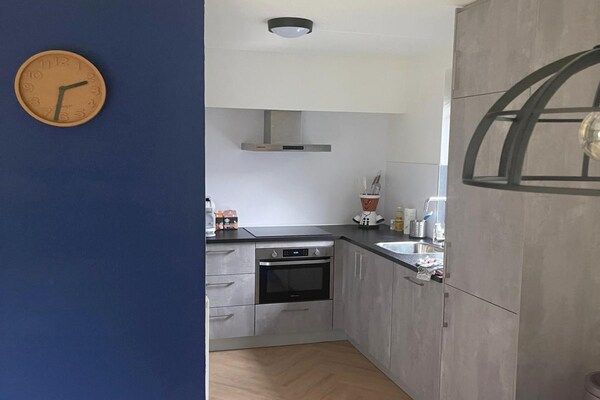Keuken - Zonnige familiebungalow aan het meer in Ewijk (4)