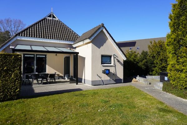 Buitenkant - Vrijstaand vakantiehuis aanlegsteiger en buitenspa in Vlagtwedde (1)