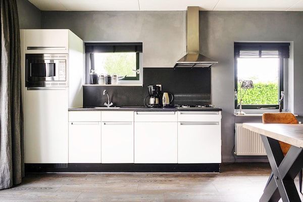 Keuken - Vrijstaand vakantiehuis aanlegsteiger en buitenspa in Vlagtwedde (4)