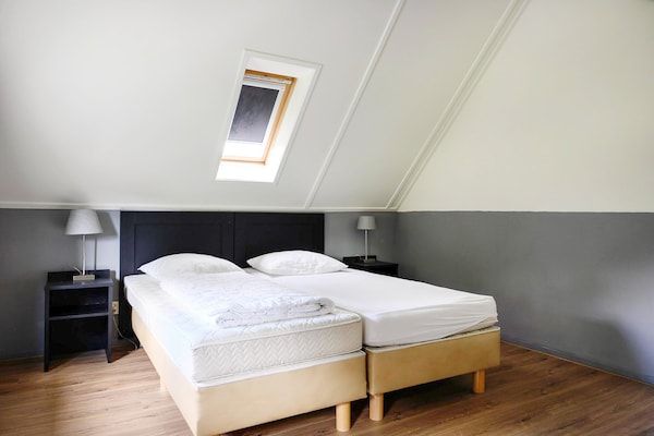 Slaapkamer - Vrijstaand vakantiehuis aanlegsteiger en buitenspa in Vlagtwedde (5)
