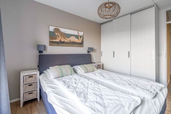Slaapkamer - 2 Persoons appartement met zeezicht in De Koog (5)