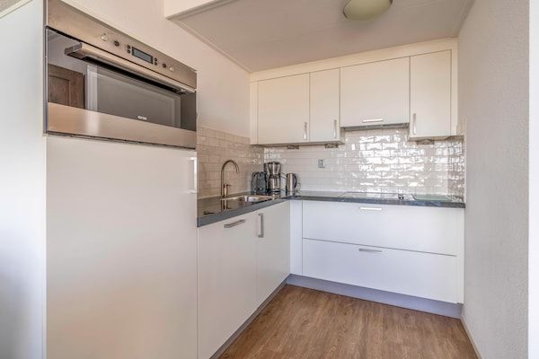 Keuken - 2 Persoons appartement met eilandzicht in De Koog (4)