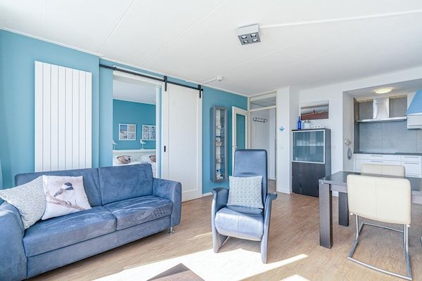 Woonkamer - 2 Persoons appartement met eilandzicht in De Koog (4)